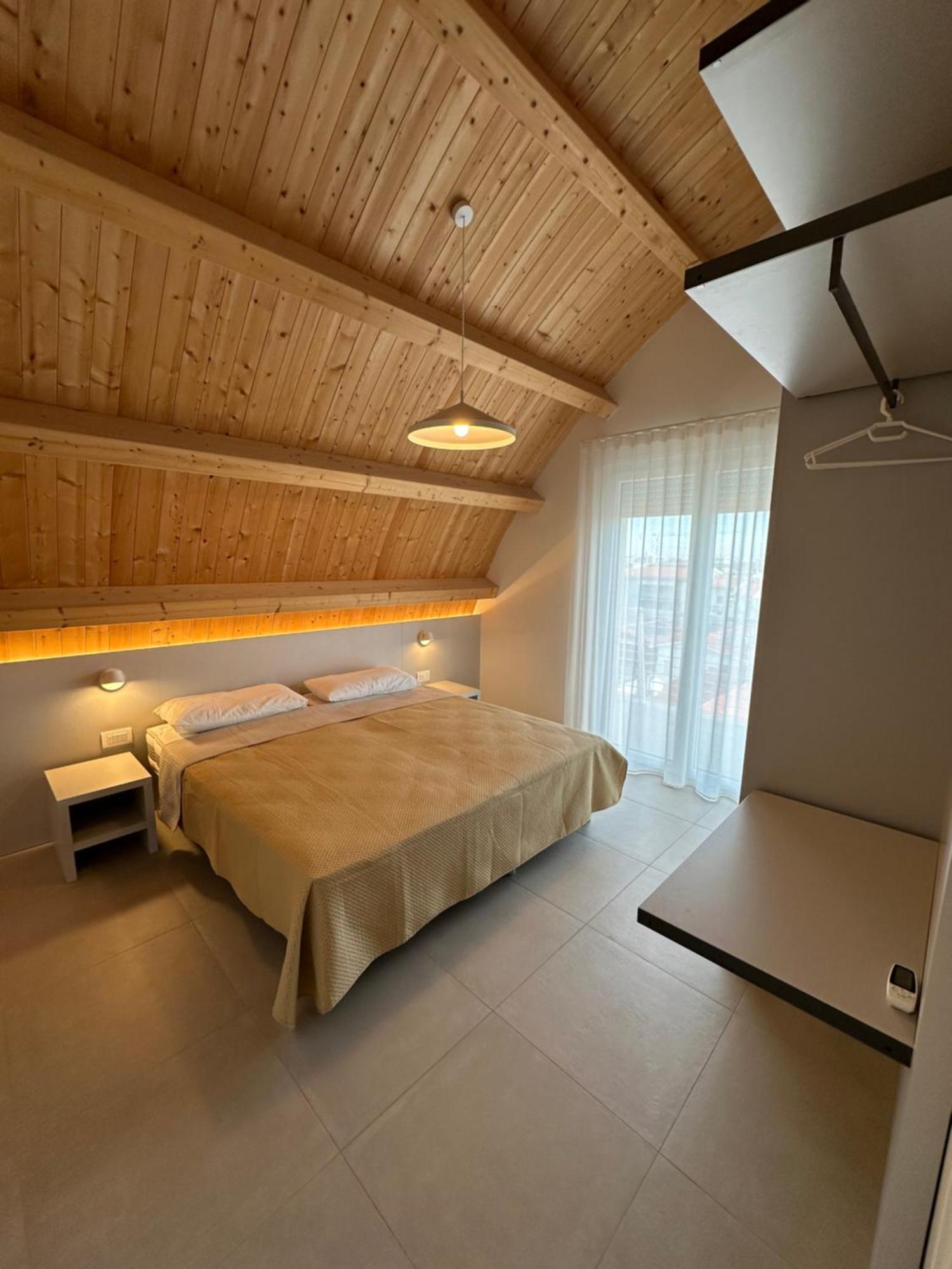 Woody Penthouse Sea View - Agenzia Cocal Apartamento