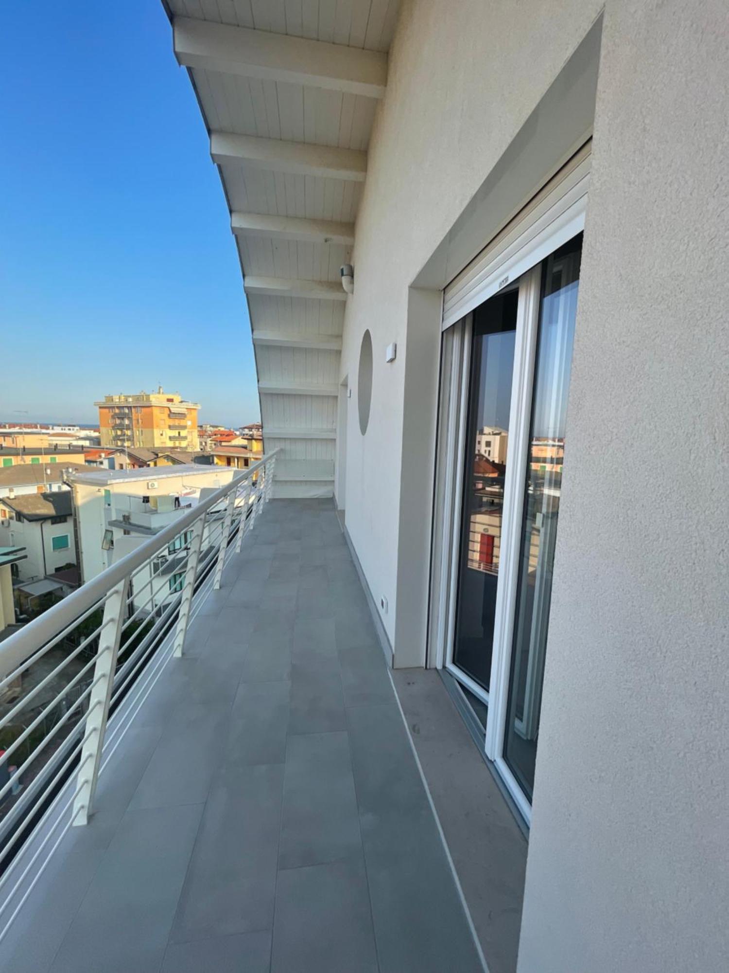 Woody Penthouse Sea View - Agenzia Cocal *